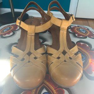 Cobb Hill Aubrey t-strap shoes, Size 10, Yellow